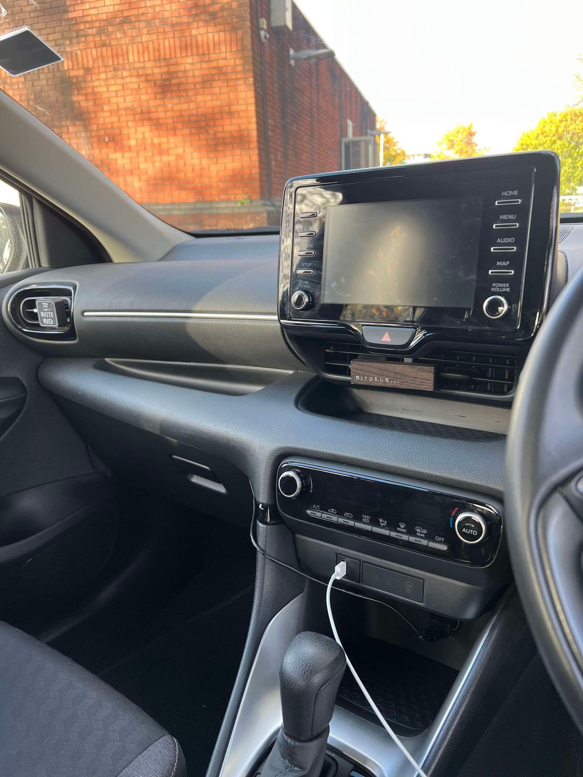 2021 Toyota Yaris - Image 11