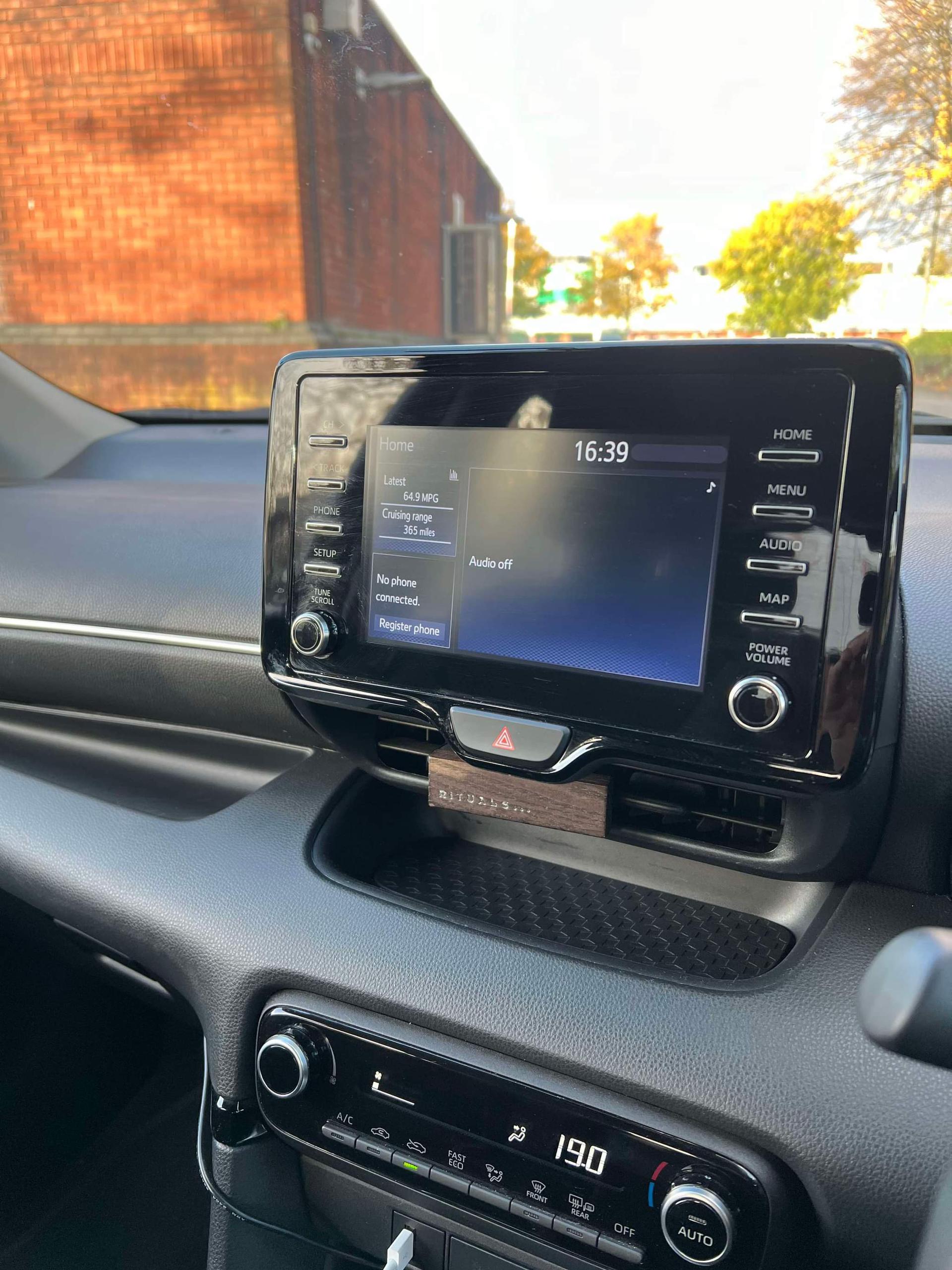 2021 Toyota Yaris - Image 9